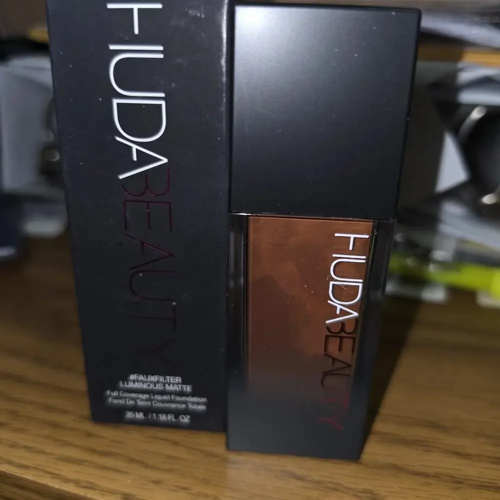 Huda Beauty fauxfilter luminous matte full cover liquid foundation Ganache 560R